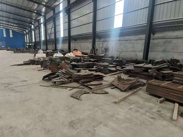 豪山機械破碎機配件倉庫車(chē)間